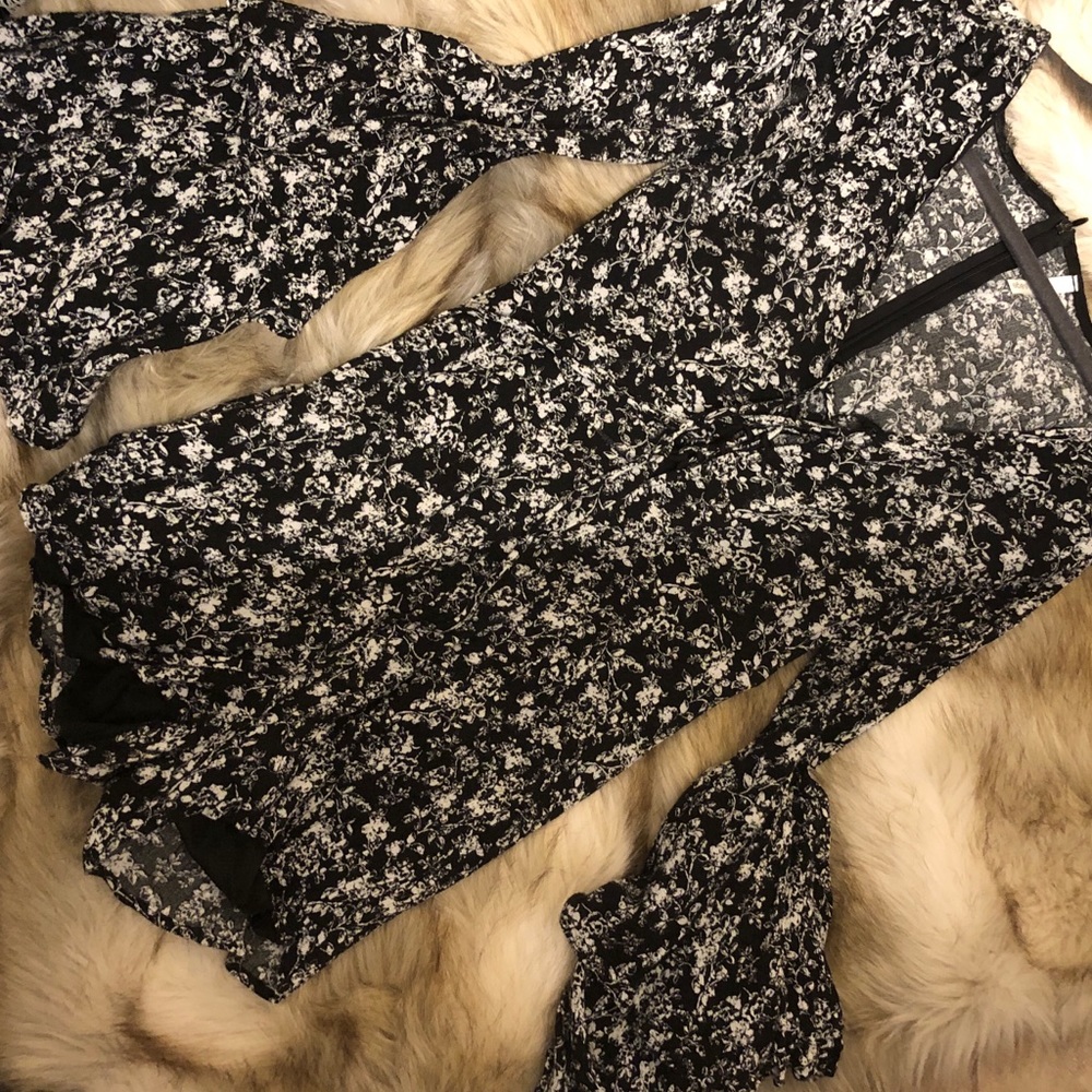Bell sleeve. Zip up back, floral romper.